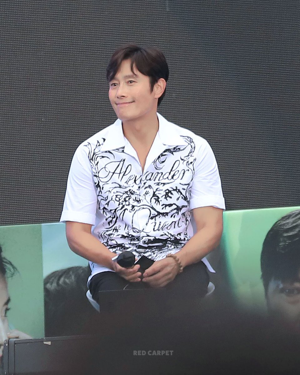 bhredcarpet's tweet photo. 220730 #비상선언 부산 해운대 

여기 저기 둘러보는 이병헌 https://t.co/jTFMnEJcoN