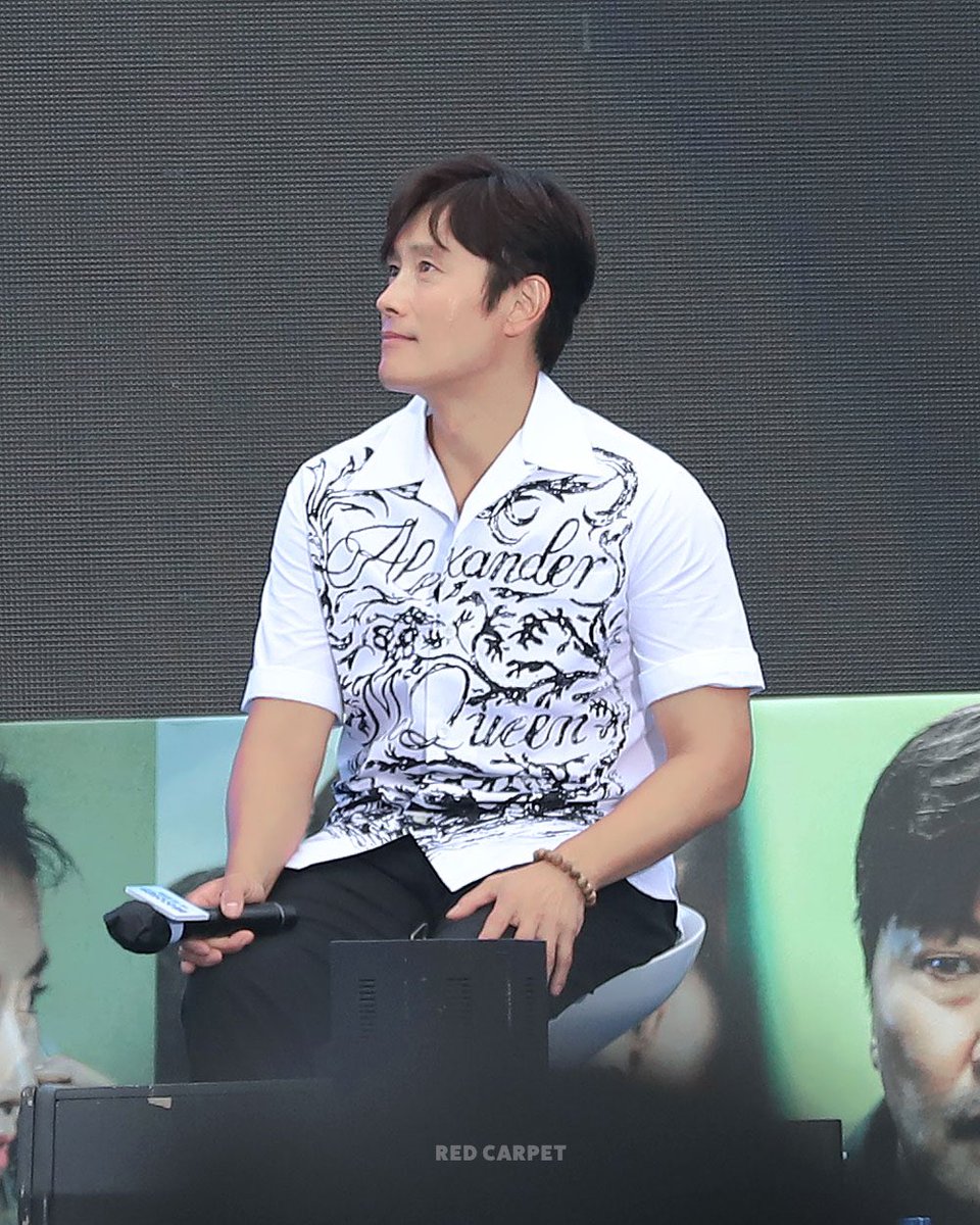 bhredcarpet's tweet photo. 220730 #비상선언 부산 해운대 

여기 저기 둘러보는 이병헌 https://t.co/jTFMnEJcoN