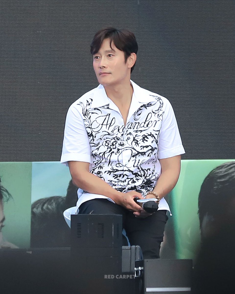 bhredcarpet's tweet photo. 220730 #비상선언 부산 해운대 

여기 저기 둘러보는 이병헌 https://t.co/jTFMnEJcoN