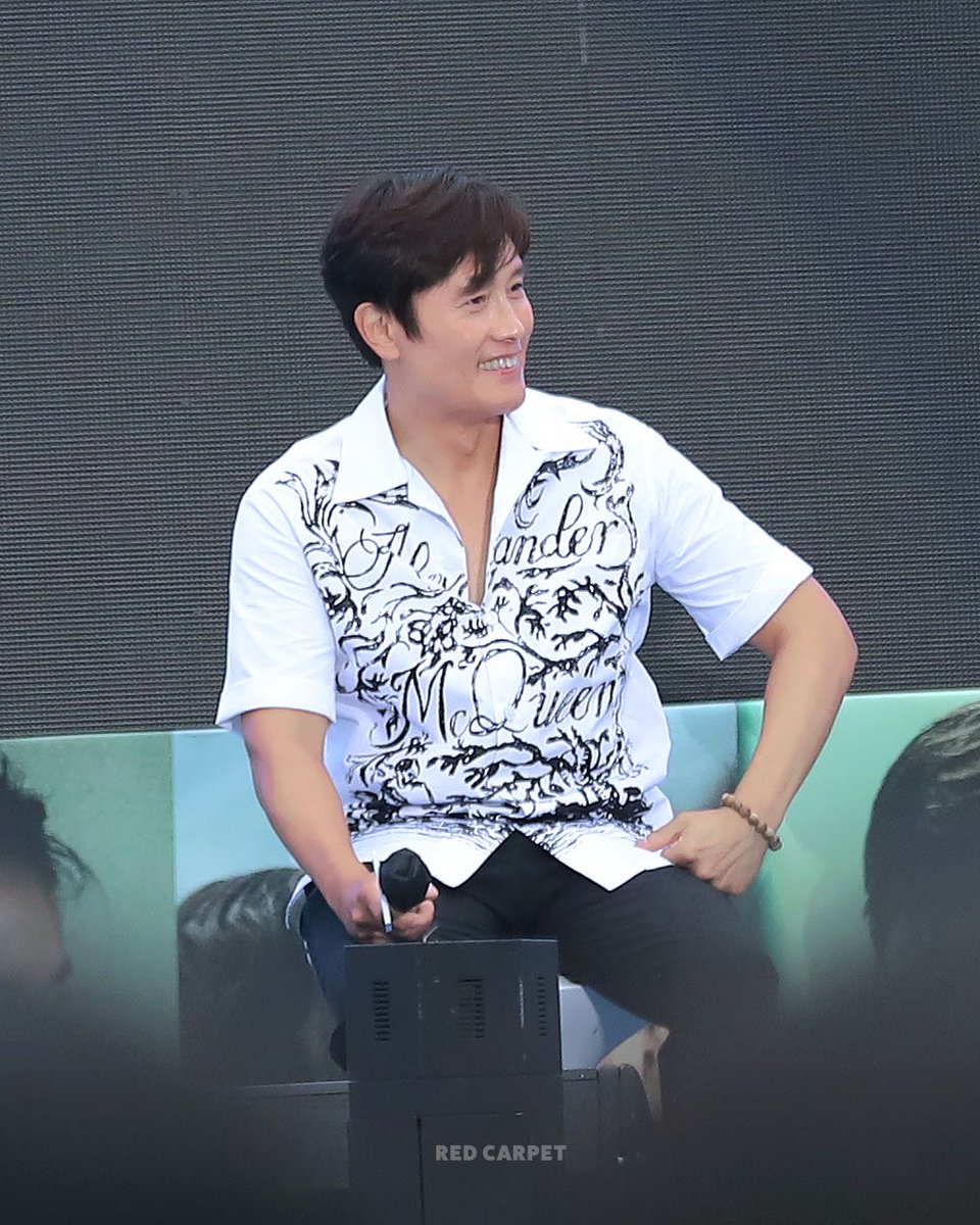 bhredcarpet's tweet photo. 220730 #비상선언 부산 해운대 

여기 저기 둘러보는 이병헌 https://t.co/jTFMnEJcoN