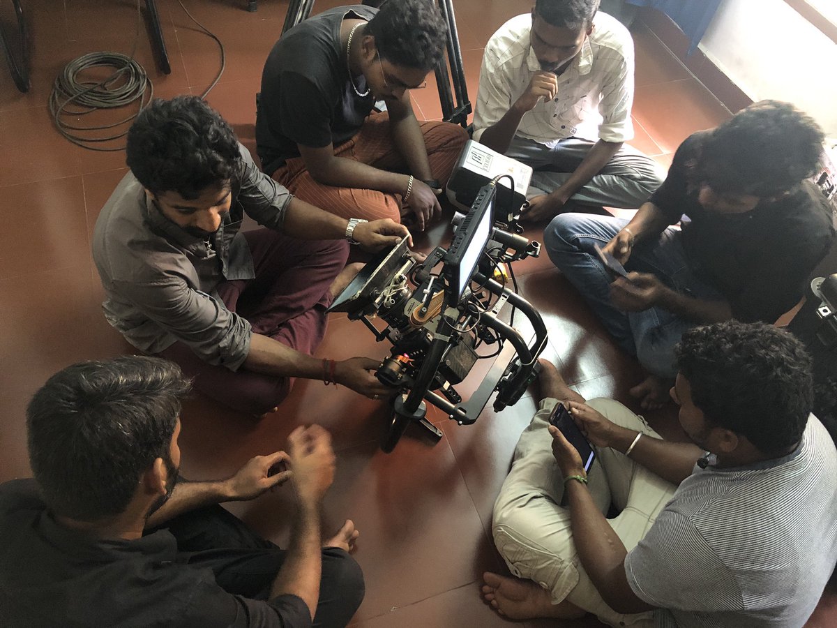 nipfa_academy's tweet photo. NIPFA நடத்திய ஒளிப்பதிவு செய்முறை பயிற்சி வகுப்பு Arri Alexa Mini, LENSES, FILTERS, GIMBAL பற்றியும், அதன் தொழில்நுட்பம் மற்றும் செயல்படும் விதம் பற்றியும் விரிவாக விளக்கப்பட்டது. பின்பு மாணவர்கள் அதை செய்முறையாக செய்துகாட்டினர். https://t.co/3v3TzWhs8T