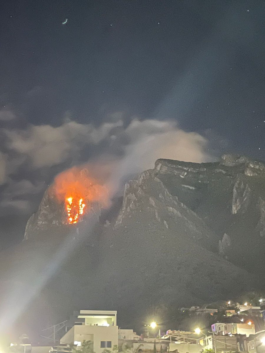 Alexis_Balbuen's tweet photo. 🔴 INCENDIO EN EL CERRO DE LA SILLA EN MONTERREY

En medio de la crisis por la sequía en Nuevo León, esta noche se reporta un incendio forestal en el icónico #CerrodelaSilla. 

Ya se trasladan elementos de emergencia para comenzar a combatir las flamas. https://t.co/ieeLOyppJD