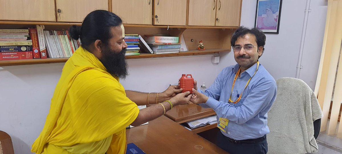 gangajata's tweet photo. #Ministry_of_Commerce_and_Industry,#Foreign_Trade के #Dy_Director_General श्रीसंजय कुमार 
तिवारी से भेंटकर श्रीगंगामहाआरती सदस्य कार्ड,भगवतवस्त्र मोमेन्टो देकर सम्मान किऐ,#गंगाऋषिकृषि के द्वारा निःस्वार्थ पुरे भारत में सहभागिता तथा आर्गेनिक्स खेती संग किसान जागरुक हो पर बात हुई। https://t.co/bWdlXYdnTh