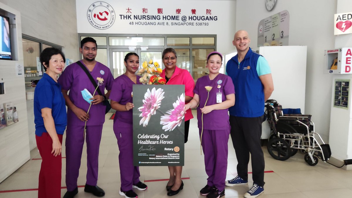 THKNH_LTD's tweet photo. @RotarySingapore from Marina City paid tribute to our nurses with Gerberas flowers on Nurses day today. We thank them for their lovely tribute! Happy Nurses Day to our nurses for their selfless service! #THKNH #NursesDay2022 #RotaryClubSG https://t.co/87L9u2SGZo
