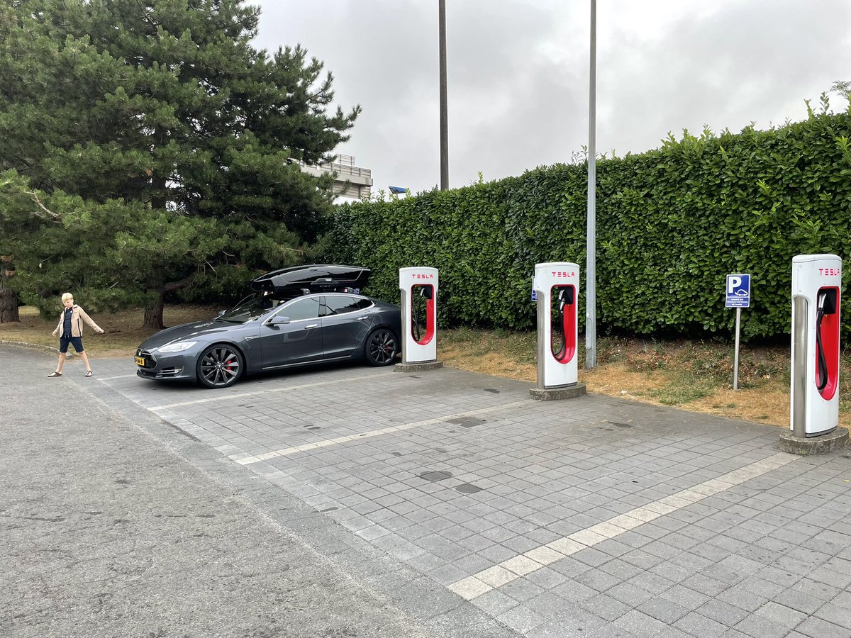 On our way to France, fully loaded 🤪 The amount of free chargers keeps amazing me, even after 6 years. #tesla #supercharger