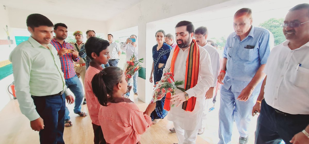 तत्पश्चात माननीय मंत्री <a href="/SatishSharmaBBK/">Satish Sharma BJP</a> जी द्वारा प्राथमिक पाठशाला सुजानपुर का भी निरीक्षण किया गया एवं विद्यालय में शिक्षा ग्रहण कर रहे छात्र-छात्राओं से वार्ता भी की गई।