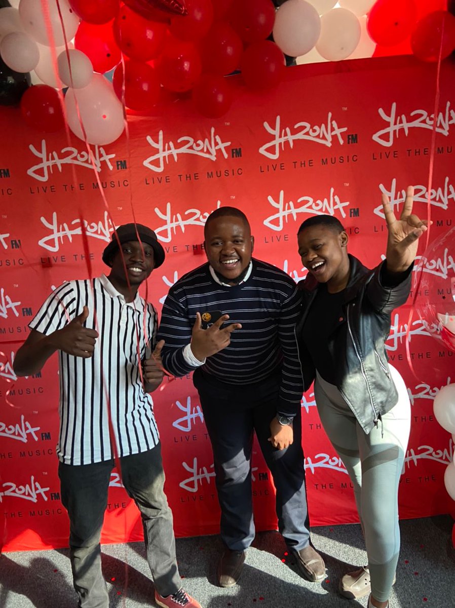 yaronafm's tweet photo. Cheers to great day 1 of the #NewShow #ReDaa with @thabomhapha, @NdeepsDaFire &amp; @lebowamoroen  💐🎉🎊📻🥂
Catch them Monday - Friday 6AM-9AM! https://t.co/MMW7q3FIqD