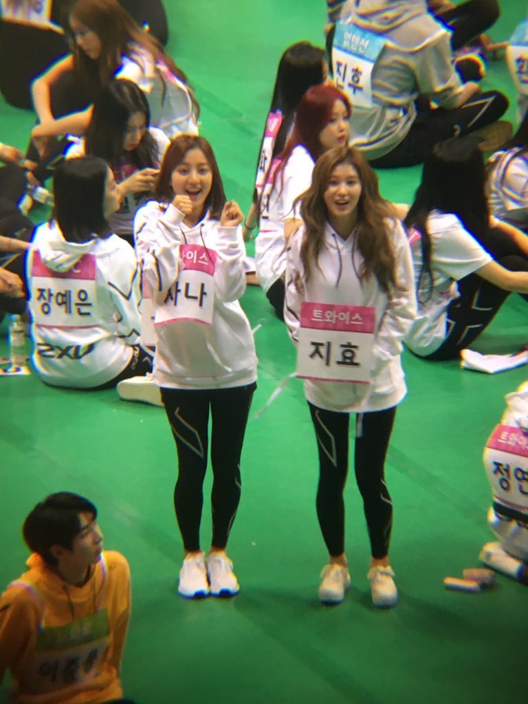 hourlysaji's tweet photo. sana and jihyo exchanging name tags in isac 2018 is the cutest thing ever https://t.co/SKiIMBYX9I