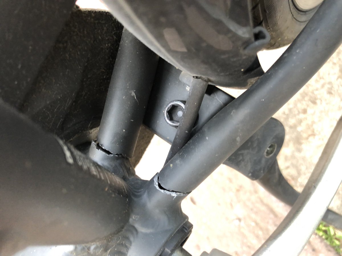 YellowChickBike's tweet photo. La semaine dernière "j'ai cassé" mon vélo Elops 920.
La roue s'est calé à pleine vitesse entre deux dalles sur la route, mais à la vitesse et comme j'ai tourné en même temps, ça a fait *crack*

D'après Décat', les cadres sont assurés à vie (j'irais voir ce Week end) https://t.co/AmetEw17Sh