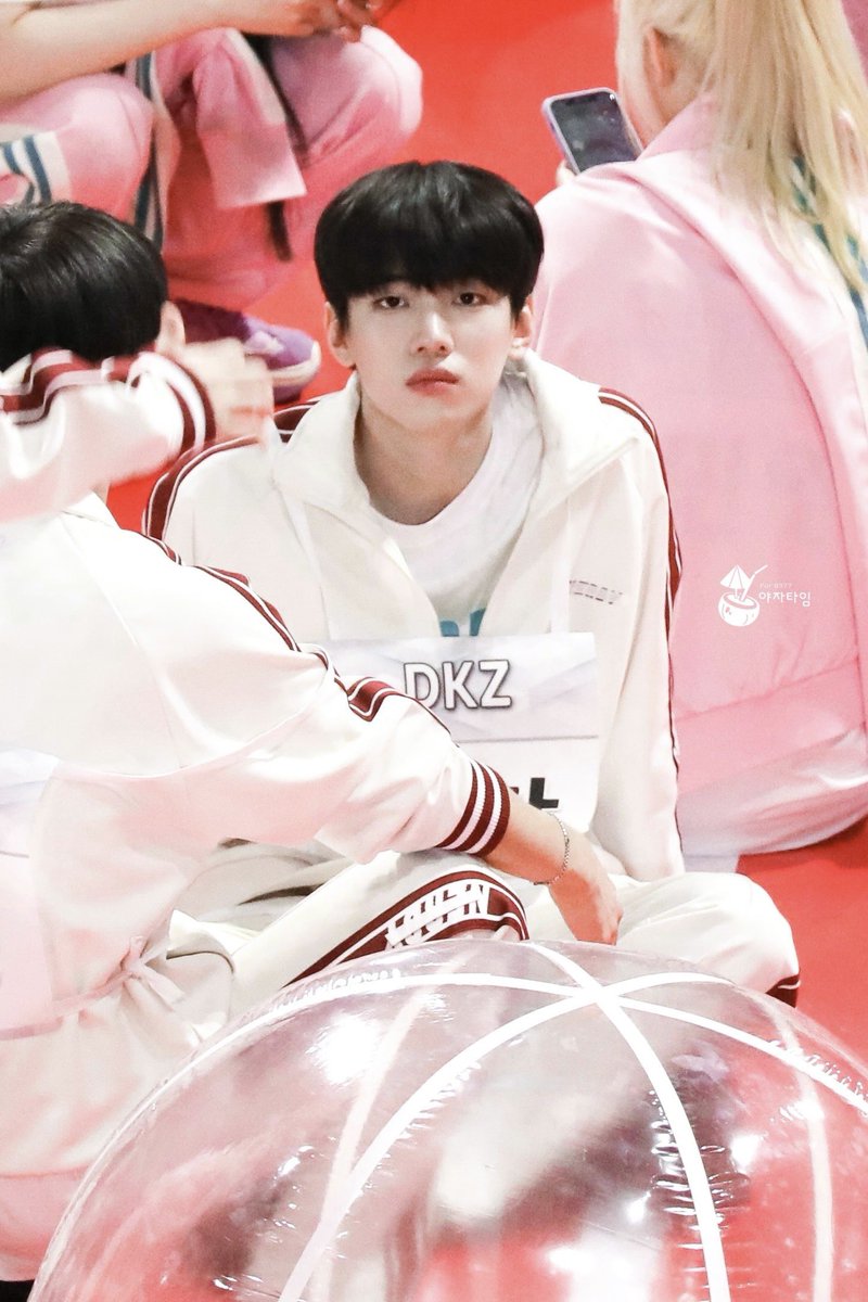 CoconutTime9377's tweet photo. 220801 아육대 HQ
#재찬 #JAECHAN #DKZ https://t.co/Vv1VI2B5RU