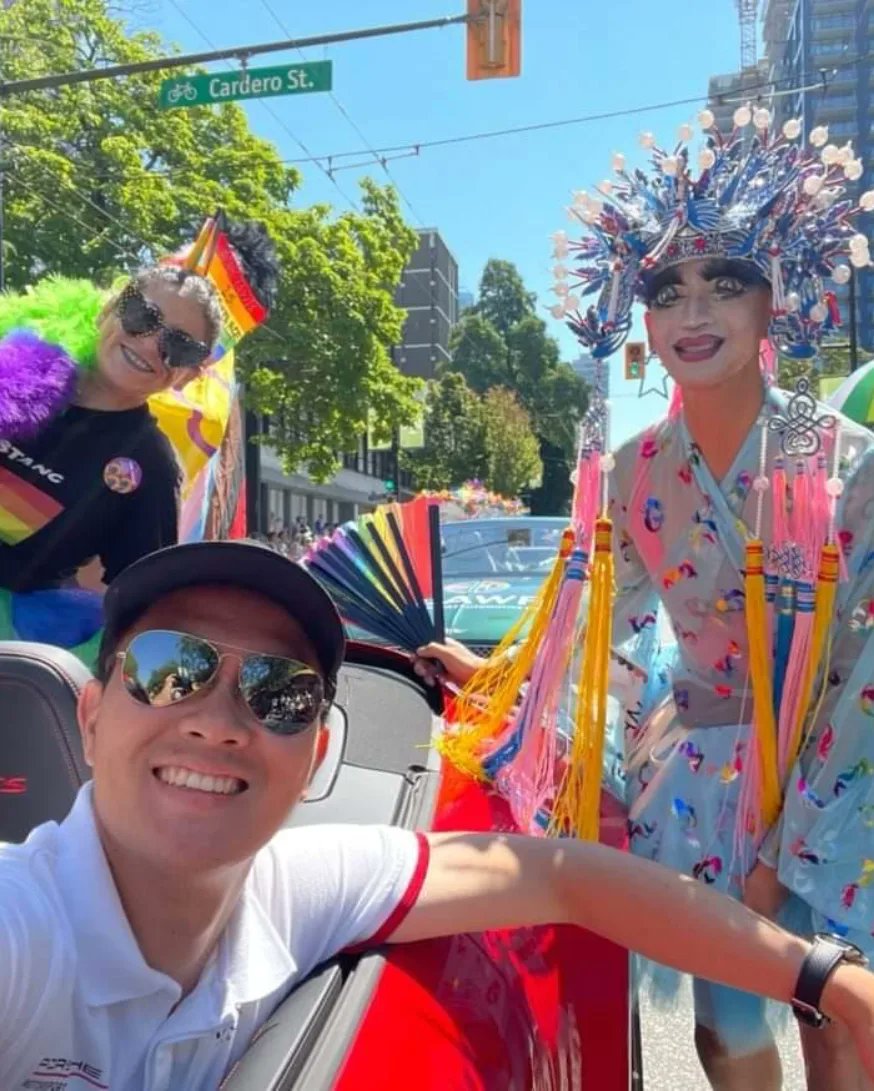 ohana_annie's tweet photo. Thank you to my driver Adam Wong for these awesome pics and videos....while driving!!!

And shout out to Miss Fancy Pants from @DMSVancouver
Who in the midst of their glamazon perfection fanned me down!
Ps thanks @DilawriVncvr (I think) for the ride!
@vancouverpride https://t.co/Hqwq8DKmat