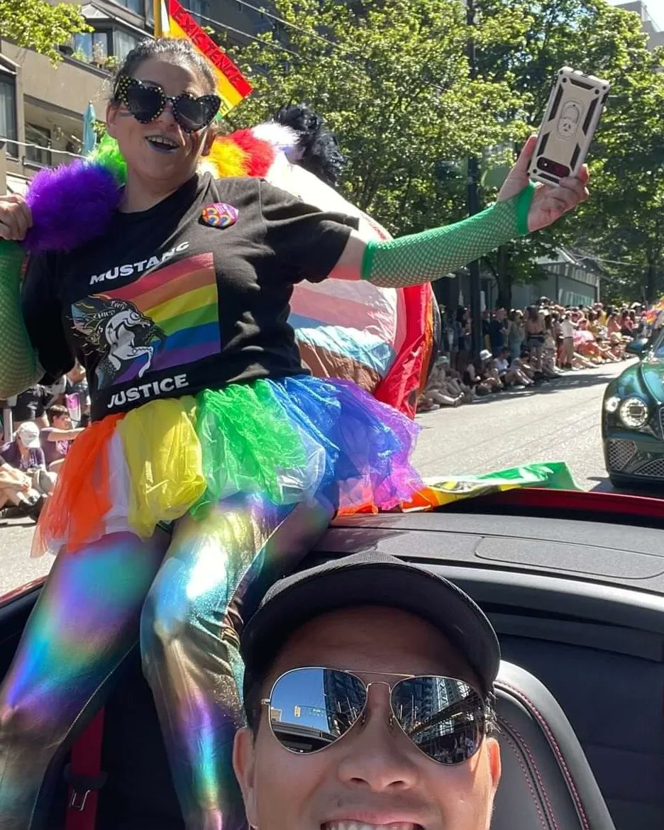ohana_annie's tweet photo. Thank you to my driver Adam Wong for these awesome pics and videos....while driving!!!

And shout out to Miss Fancy Pants from @DMSVancouver
Who in the midst of their glamazon perfection fanned me down!
Ps thanks @DilawriVncvr (I think) for the ride!
@vancouverpride https://t.co/Hqwq8DKmat