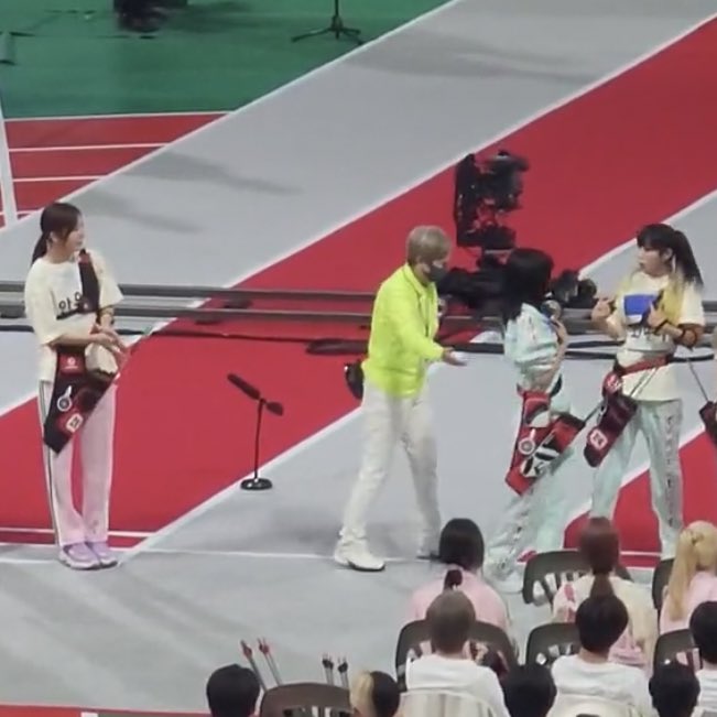 yulyuj's tweet photo. yujin laughing at yuri and yena 😭 https://t.co/dm0eaVpzvI