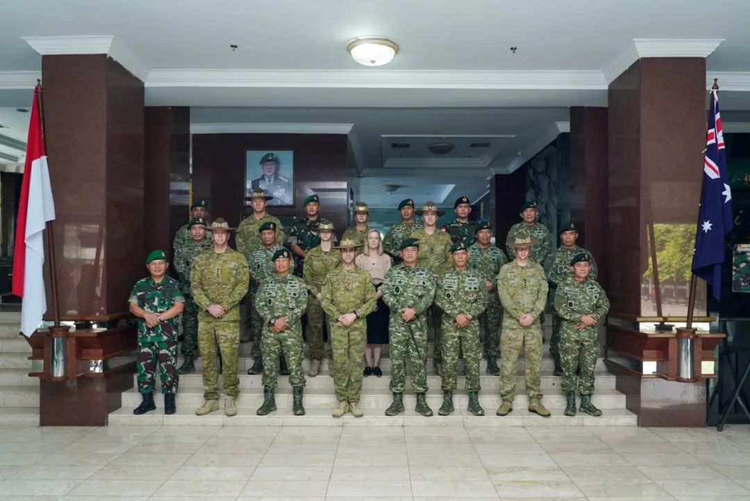 Cakra_Kostrad's tweet photo. Pangkostrad Terima Kunjungan Kerja Kasad Australia
https://t.co/tkkN7J43UY
#tni #tniad #Kostrad #Cakra #penkostrad #sahabatcakra #lintasprajurit #kostradpeduli #kostradberbagi #TNIADMengabdiDanMembangunBersamaRakyat #Penkostrad
@Puspen_TNI @tni_ad https://t.co/OcnMZXKpeb