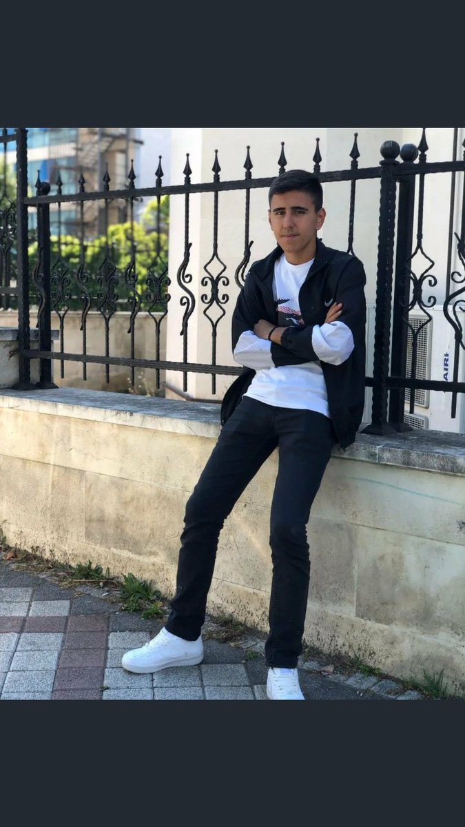 yohmzeynep's tweet photo. Adı Sercan Çetin,daha 17 yaşında 4 gecedir istanbul da kayıp,reşit bile değil,ailesi başına birşey geldiğini düşünüyor.En son"kadiköyde bir abi ile birlikteyim"diye bir mesaj atmış.Lütfen görürseniz polisi arayın veya @sarhosyamur ile irtibata geçin.

SercanCetin IstanbuldaKayip https://t.co/8KF49iHMx3