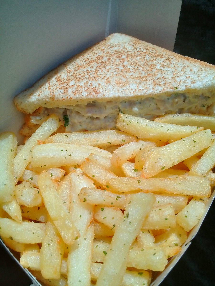 foodaffairZW's tweet photo. #SandwichesAreForWhenever
#SecureTheBox
#BreadShallNotGoAlone
#SandwichAffair
Us📲: Hello, can we take your order please. 📝
You📲: Yes please, can i get a regular Chicken Mayo sandwich, toasted with all the fries you can give me. 😇😋
Us 🛵💨: https://t.co/UKAfa17re0