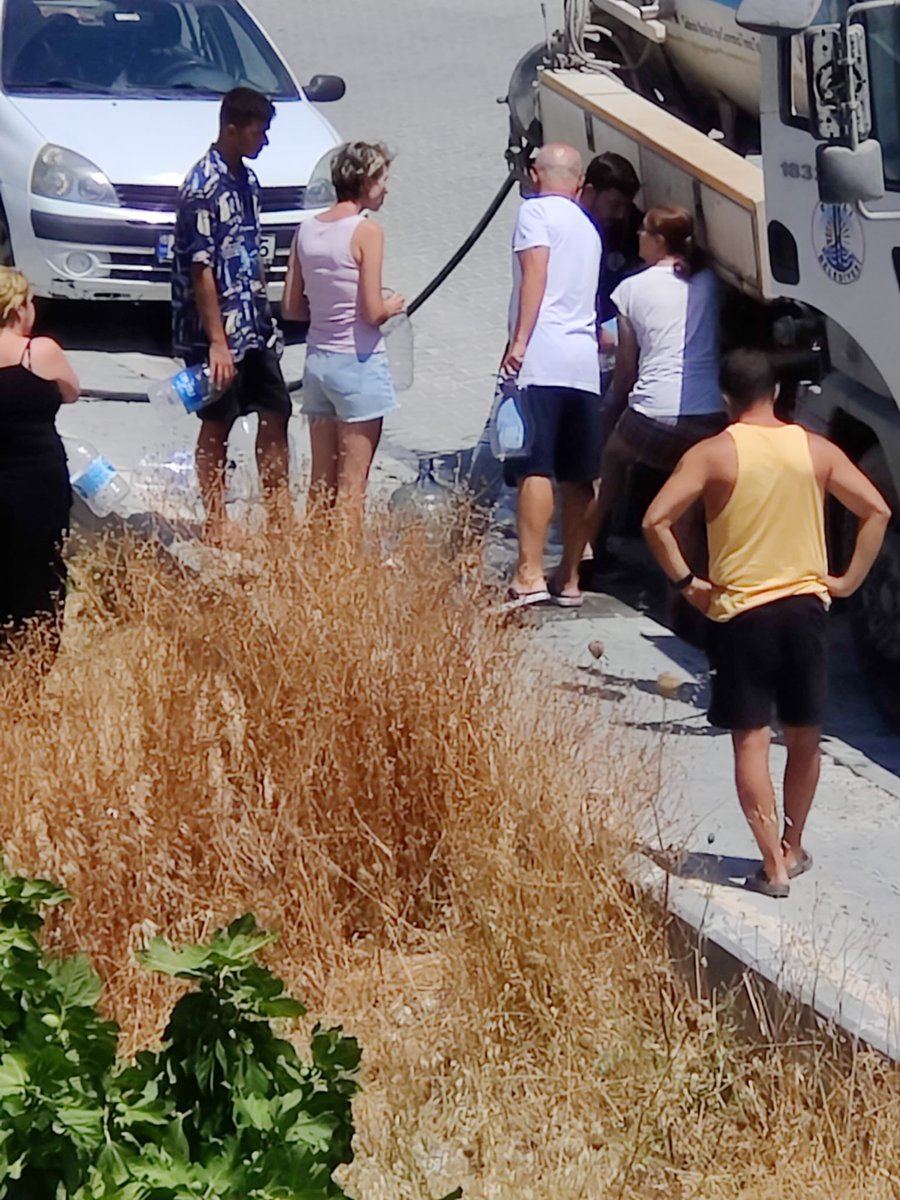 Burası dağ başı değil; 
Yıl, 60’lar 70’ler de değil!
Türkiye’nin 3. Büyük şehri İzmir.
İzmir’in en önemli ilçelerinden Dikili!

Yanlış görmüyorsunuz;
insanlar, tankerin başında su dolduruyor!
Makus talih desek, değil; 
mukadderat desek, hiç değil!