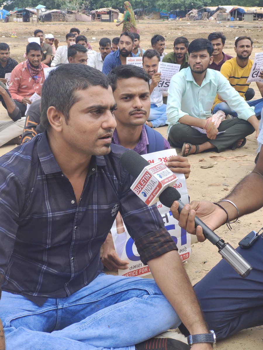 RajanThakkar9's tweet photo. #LRD 2485 ઉમેદવારોના સમર્થન માં ગાંધીનગર.... 
સાથે સાથે ભરતીની તૈયારી કરતા પરંતુ સરકારી સિસ્ટમ થી કંટાળીને તાજેતરમાં જે આશાસ્પદ યુવાને આત્મહત્યા કરી તે યુવાન જયેશભાઈ દરેક LRD ઉમેદવારો સાથે શ્રદ્ધાંજલિ પાઠવી... 

https://t.co/DO9C9mULQW https://t.co/2kuq452KyW