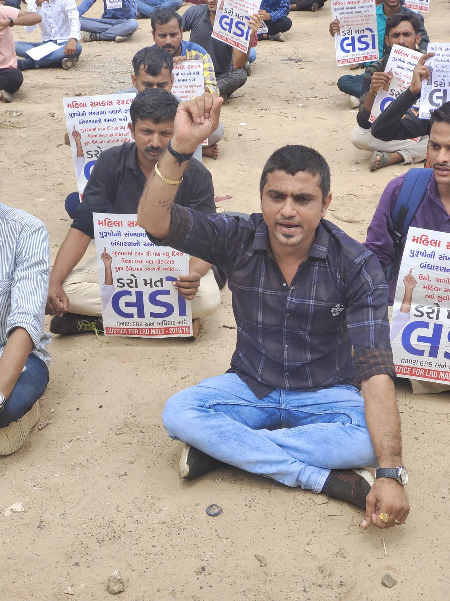 RajanThakkar9's tweet photo. #LRD 2485 ઉમેદવારોના સમર્થન માં ગાંધીનગર.... 
સાથે સાથે ભરતીની તૈયારી કરતા પરંતુ સરકારી સિસ્ટમ થી કંટાળીને તાજેતરમાં જે આશાસ્પદ યુવાને આત્મહત્યા કરી તે યુવાન જયેશભાઈ દરેક LRD ઉમેદવારો સાથે શ્રદ્ધાંજલિ પાઠવી... 

https://t.co/DO9C9mULQW https://t.co/2kuq452KyW