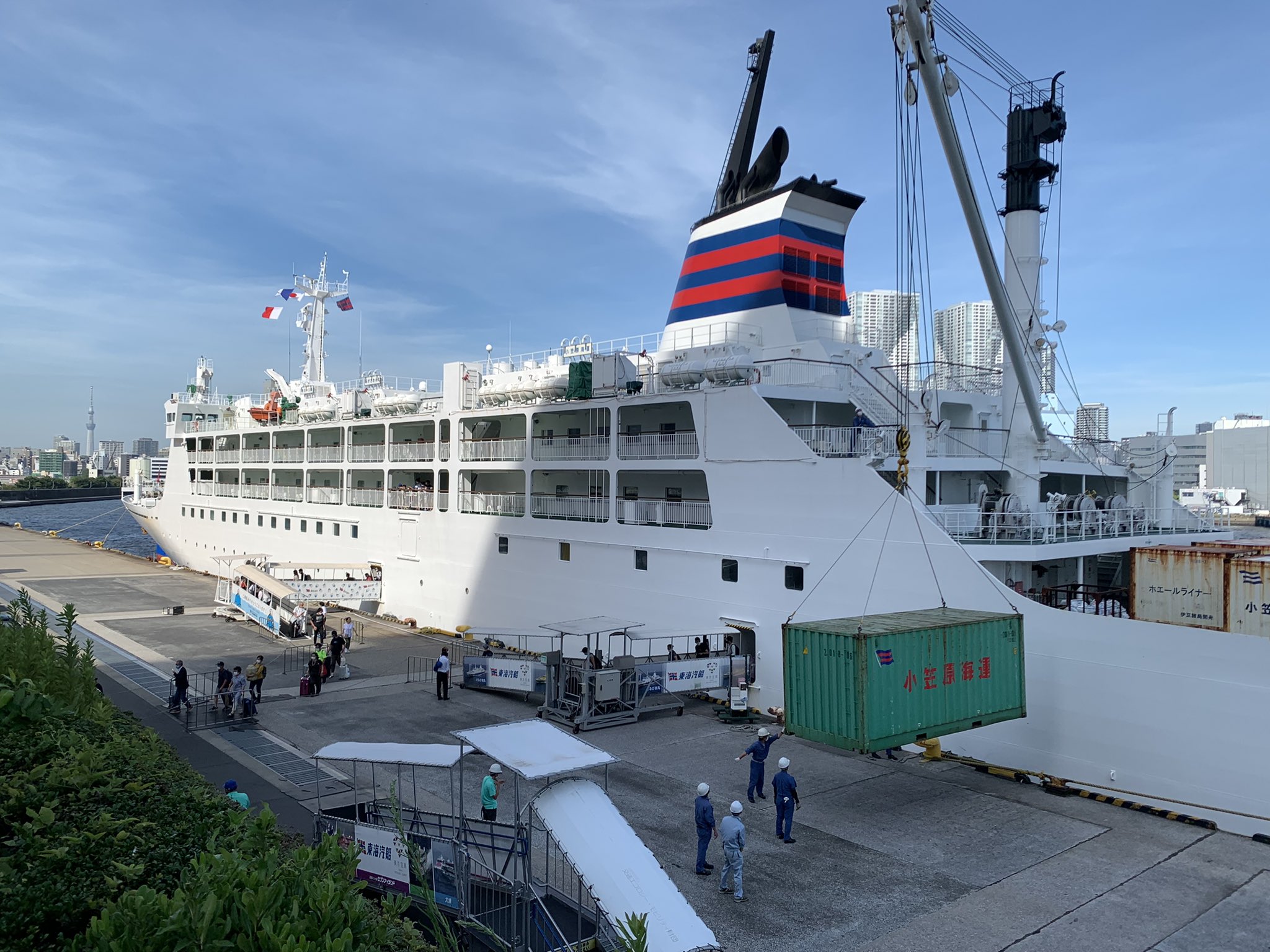 青い鳥 おが丸 が 竹芝 に入港 旗が強くたなびいています 小笠原村hpでも連日コロナの新規感染が報じられるようになってしまいました 島民 来島者共 観光の方々には帰京後もご自身で健康観察をよろしくお願いします T Co E9otmhb9ex Twitter