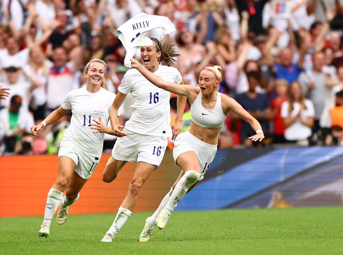 SophieBarley's tweet image. Chloe Kelly is such a vibe. The way these girls have just busted so many stereotypes, gained respect for women’s football and had ‘lads, lads, lads’ all over the country GLUED to the final, cheering them on. Times are changing and my god I am here for it