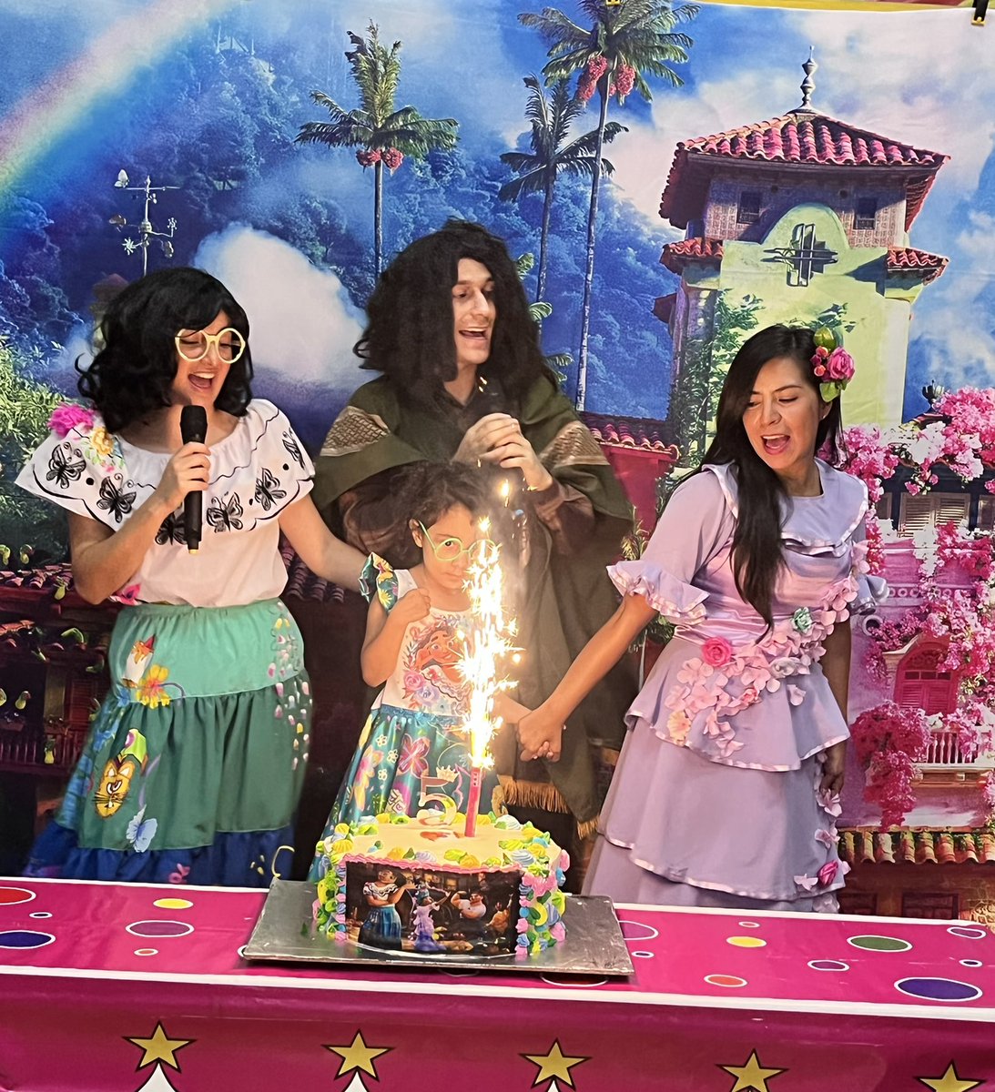 chipitropa's tweet photo. Divertido show de Encanto, por ahora él favorito en los cumples. https://t.co/zC2kxs3gzu