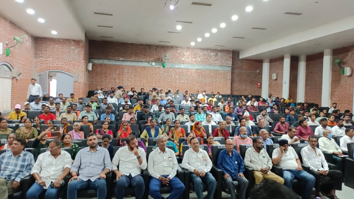 Vadcitypolice's tweet photo. વડોદરા શહેર અધિક પોલીસ કમિશનરશ્રી ની પ્રેરક ઉપસ્થિતિમાં ફતેગંજ પોલીસ સ્ટેશન દ્વારા દીપ ઓડીટોરીયમ ખાતે e-FIR અંગે જનજાગૃતિ કાર્યક્રમનું આયોજન કરવામાં આવ્યું.

@dgpgujarat 

#vadodaranews #VadodaraCityPolice #efir #efirawarenessprogram https://t.co/xE9We9Fx0M