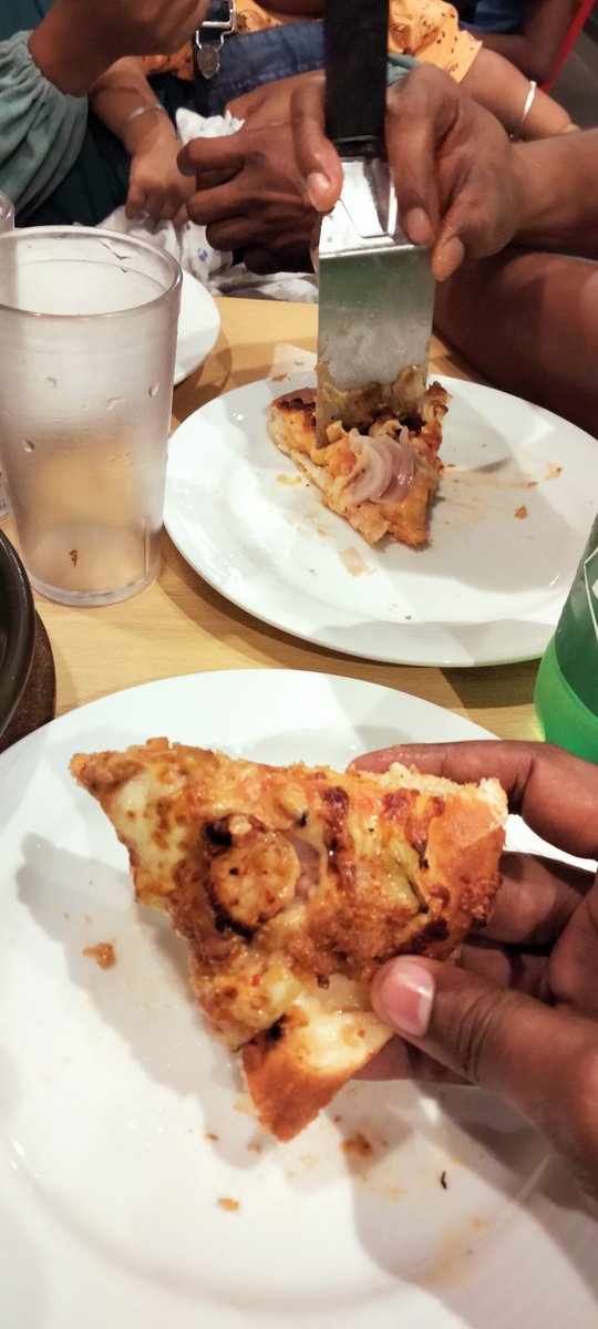 Ismath2us's tweet photo. #PizzaHut #Sainthamaruthu https://t.co/vjZM3891C9