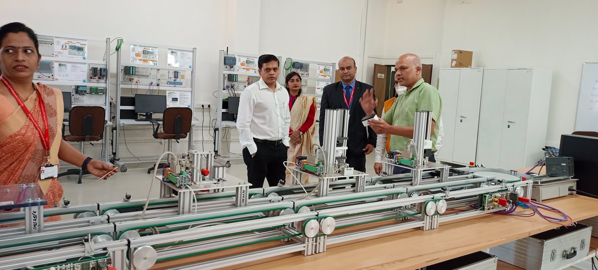 PCMCSarathi's tweet photo. पिंपरी, ३० जुलै २०२२: सिम्बॉयसीस स्कील अँड प्रोफेशनल युनिर्व्हसिटी (SSPU) नॅशनल एचआरडी नेटवर्क पुणे व स्मार्ट सारथी टीम यांच्या वतीने #Symbitalks उपक्रमाचे आयोजन करण्यात आले होते.

सविस्तर माहितीसाठी-
● Play store - https://t.co/uaj2roFAR5
● iOS - https://t.co/w2RkHpULPy https://t.co/tJhX2nRGFh