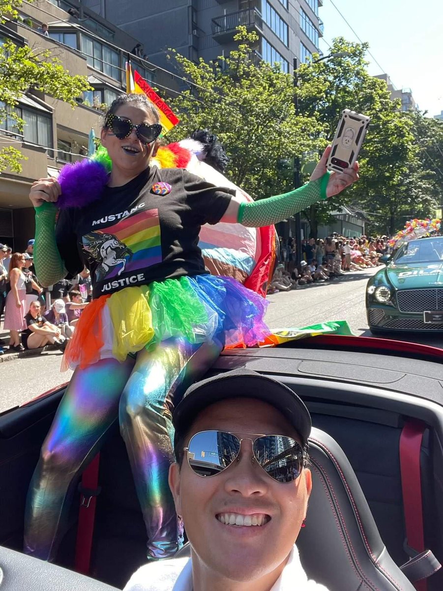 ohana_annie's tweet photo. Thank you to my driver Adam Wong for these awesome pics and videos....while driving!!!

And shout out to Miss Fancy Pants from @DMSVancouver
Who in the midst of their glamazon perfection fanned me down!
Ps thanks @DilawriVncvr (I think) for the ride!
@vancouverpride https://t.co/Hqwq8DKmat