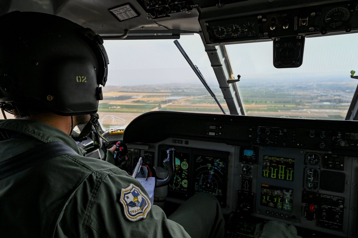Defensagob's tweet photo. #BuenosDías
Militares del Escuadrón de Zapadores Paracaidistas #EZAPAC del @EjercitoAire 🇪🇸 realizaron un salto conjunto con los miembros del Ala de Operaciones Especiales 🇺🇸 @352SOW de @usairforce en las proximidades de la #BAAlcantarilla, dando lugar a estas espectaculares 📸. https://t.co/6ofdUjE7uc