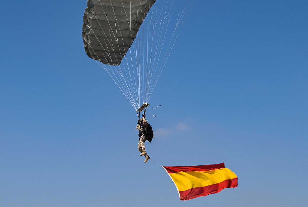 Defensagob's tweet photo. #BuenosDías
Militares del Escuadrón de Zapadores Paracaidistas #EZAPAC del @EjercitoAire 🇪🇸 realizaron un salto conjunto con los miembros del Ala de Operaciones Especiales 🇺🇸 @352SOW de @usairforce en las proximidades de la #BAAlcantarilla, dando lugar a estas espectaculares 📸. https://t.co/6ofdUjE7uc