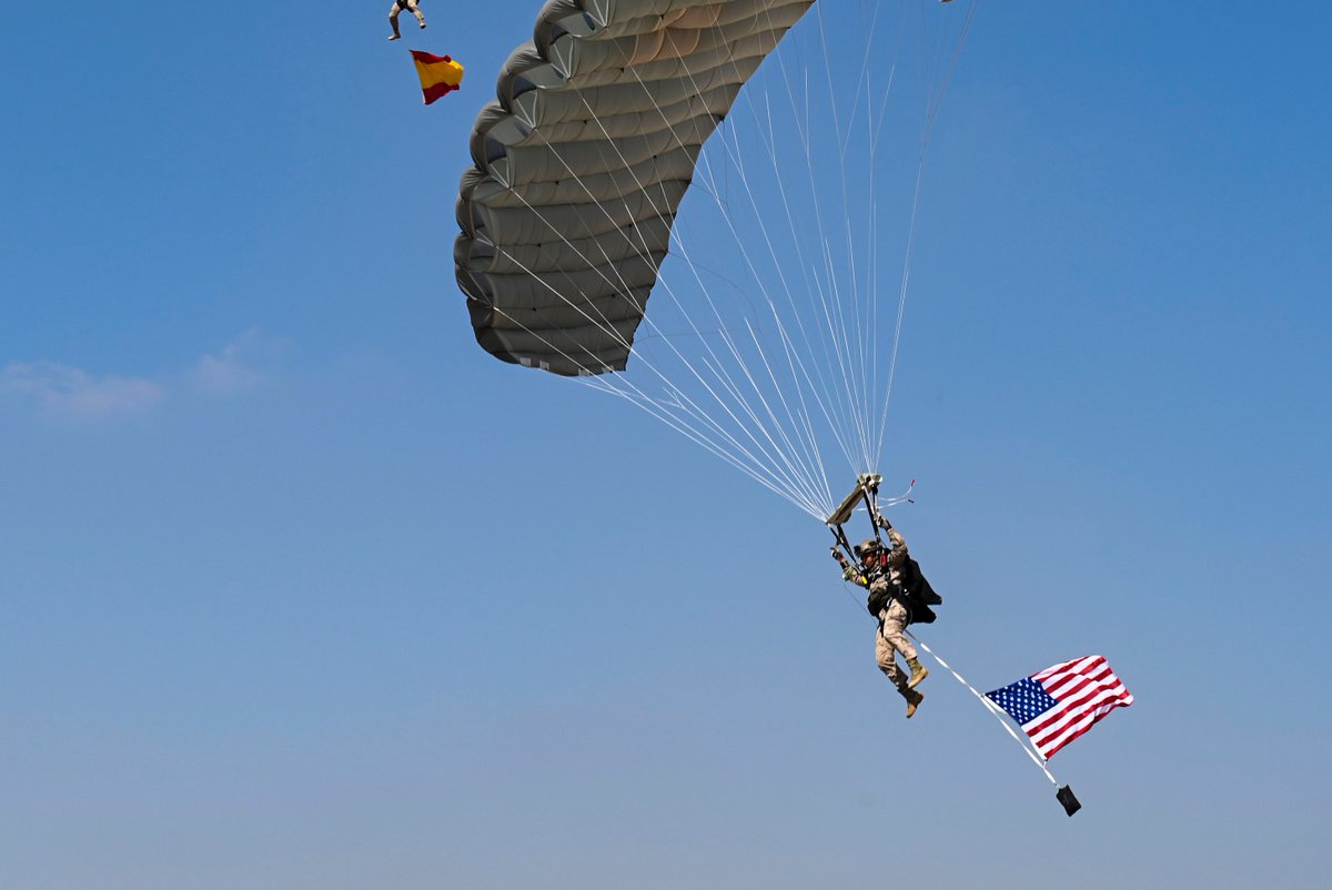 Defensagob's tweet photo. #BuenosDías
Militares del Escuadrón de Zapadores Paracaidistas #EZAPAC del @EjercitoAire 🇪🇸 realizaron un salto conjunto con los miembros del Ala de Operaciones Especiales 🇺🇸 @352SOW de @usairforce en las proximidades de la #BAAlcantarilla, dando lugar a estas espectaculares 📸. https://t.co/6ofdUjE7uc