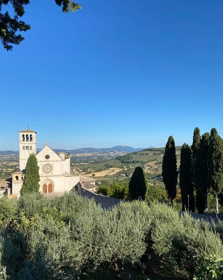 Rehearsals about to kick off in #Assisi for our annual summer school, a veritable feast of #Josquin music in a gorgeous setting 🎶🇮🇹😍
runbysingers.org/assisi-singing…