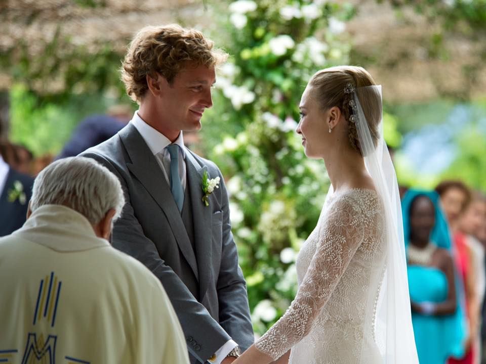CoutureRoyals's tweet photo. Happy 7th wedding anniversary to Beatrice and Pierre! 🥳

Pierre Casiraghi and Donna Beatrice Borromeo Arese Taverna married religiously otd in 2015 at San Giovanni’s Island, owned by the her family on Lake Maggiore, and a reception at Palazzo Borromeo. She wore gowns by Armani https://t.co/COZWW4nlWq