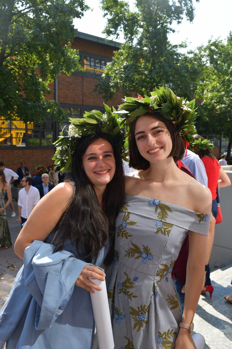 Aria di festa al Collegio di Milano! 🥳 Dal <a href="/polimi/">Politecnico di Milano</a>  alla <a href="/uniiulm/">Università IULM</a>, ecco alcuni scatti del grande giorno di Andrea, Vittoria, Giorgia, Elisabetta e Eleonora! Congratulazioni a loro e a tutti i Collegiali che si sono #laureati nelle ultime settimane! 🎉