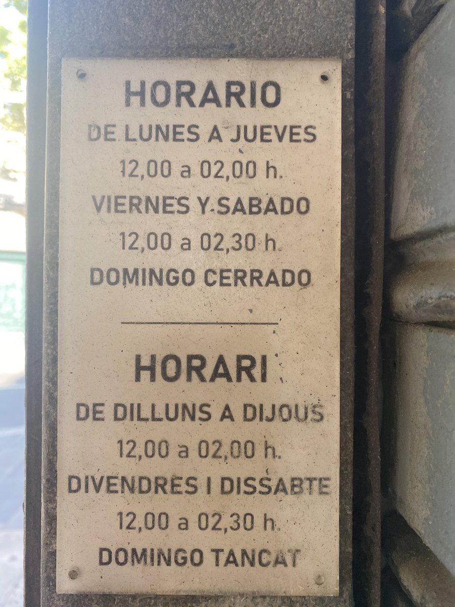 OttoAdler_cat's tweet photo. Que veieu d’extrany en la placa amb els horaris de la cocteleria #Boadas? https://t.co/VpJc171lrg