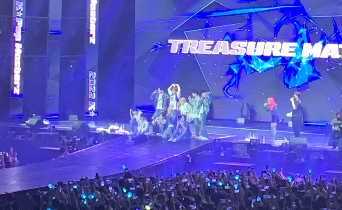 flwrdyg's tweet photo. #TREASURE: if life is a movie, oh you're the best part https://t.co/6R05lYRuiq