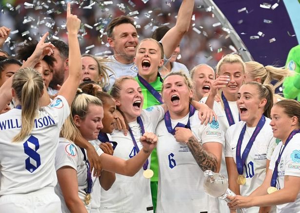 What a beautiful achievement for the country 🏴󠁧󠁢󠁥󠁮󠁧󠁿 but what a wonderfully brilliant time for #Equality 
Well done #Lionessess everyone salutes u, just as a little girl is inspired to know and see ‘this could be me too’
#UEFAWomensEuro2022 #LionessesBringItHome #EuroChampions