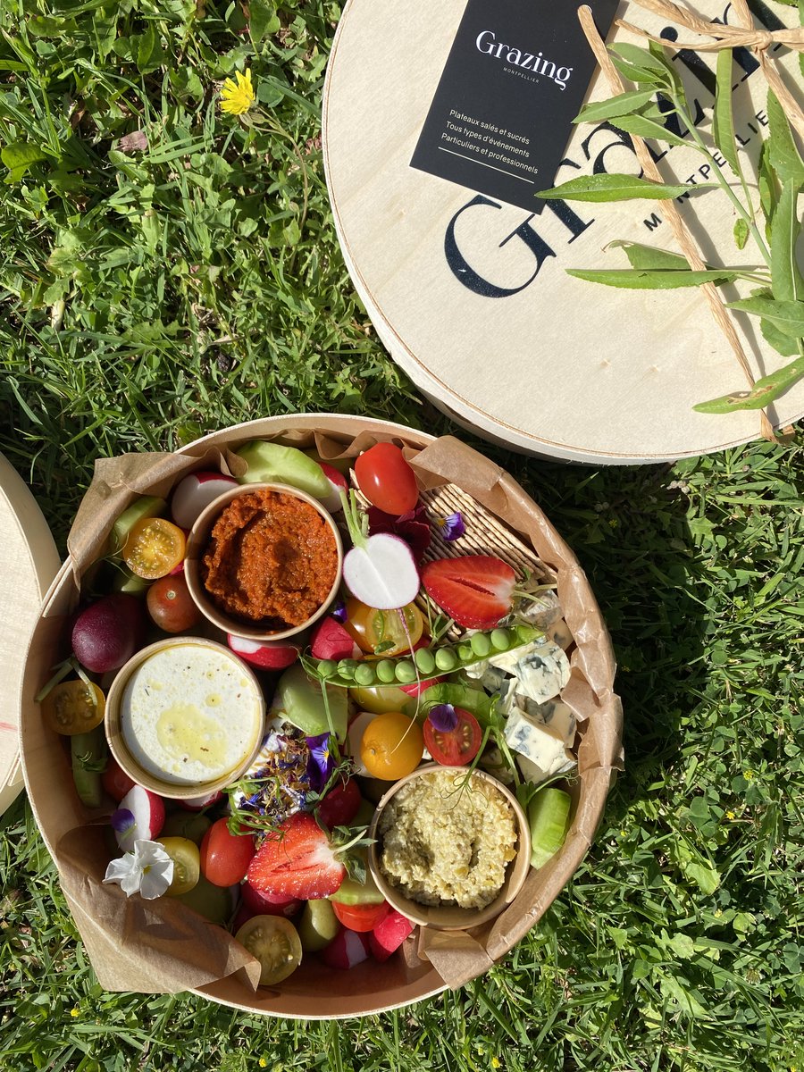 PintadeMtp's tweet photo. #Grazing 🧺 Une nouvelle tendance arrive à #Montpellier. Le #traiteur qui allie l'art de faire du bon et du beau : la #GrazingFood. C'est reposant de faire confiance à quelqu'un d'autre pour préparer le #PiqueNique parfait autant sucré que salé ! 🥐🍓🥓🥞  https://t.co/xdaZkSZdUX https://t.co/XZqqd9Wa3l