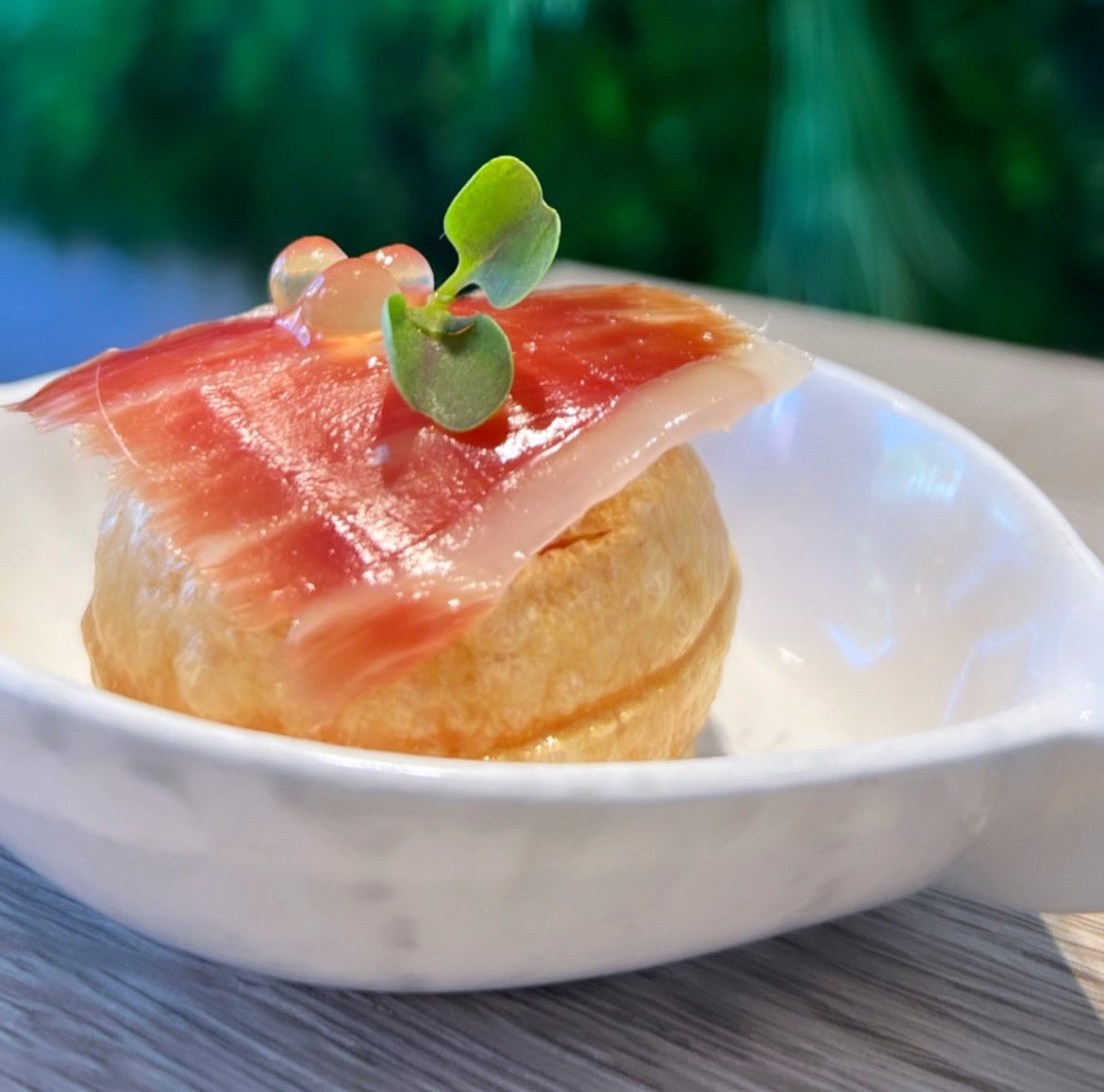 😋 Tapa concurso “𝗦𝗔𝗕𝗢𝗥𝗘𝗔 𝗚𝗨𝗜𝗝𝗨𝗘𝗟𝗢”

Ya esta disponible en nuestra carta, la tapa elaborada por nuestro equipo de cocina para el concurso “Saborea Guijuelo”. 

Pani Puri Ibérico 🤤

Relleno de salmorejo con jamón ibérico de bellota y caviaroli de miel de naranjo.