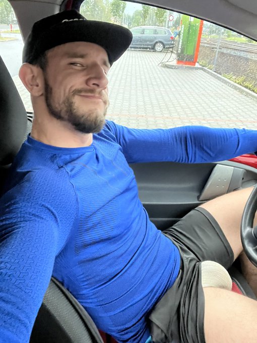 1 pic. I drive and you... Well I'm sure you know what to do🤨😏

#noshower #sweaty #smelly #dirtyjock #stink