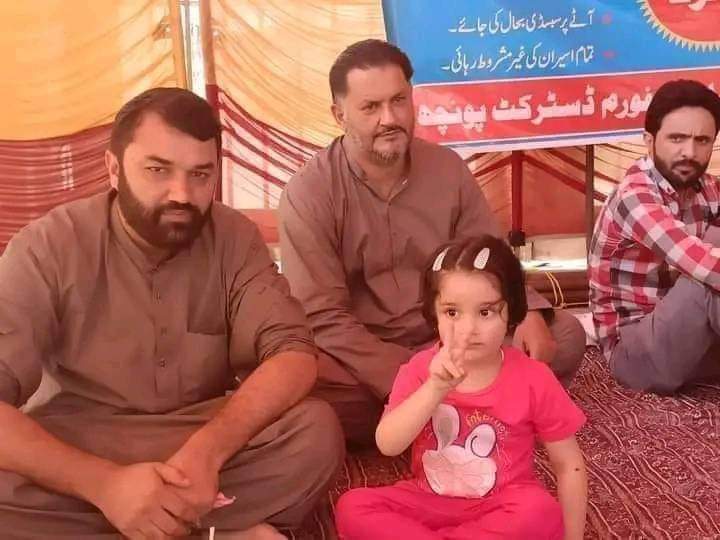 zaara_kashmiri's tweet photo. راولاکوٹ دھرنے میں معصوم بچی کا وکٹری کا نشان اس دہشت گرد نظام کے منہ پر زور دار تمانچہ ہے، یہ معصوم کلی اس سسٹم کے خلاف بغاوت کرنے والے عابد کی بیٹی ہے جسکے جسم کو بلیڈ سے کاٹ کر مرچ اور نمک ڈال کر پونچھ میں تہاڑ جیل کی بنیاد رکھی گئی ۔
کاپی 
@HamidMirPAK https://t.co/CGdnCIkG5N
