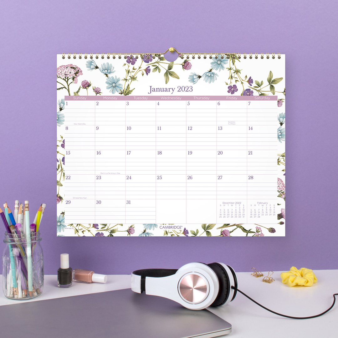 MeadCambridge's tweet photo. Stay on track with a wall calendar 📆 We love our Summer Garden collection for a nice warm-weather vibe 💐 🌷

#meadcambridge #icarrycambridge #stationery #studygram #plannercommunity #summerplanning #floraldesign https://t.co/Vh7NBJ1Pog