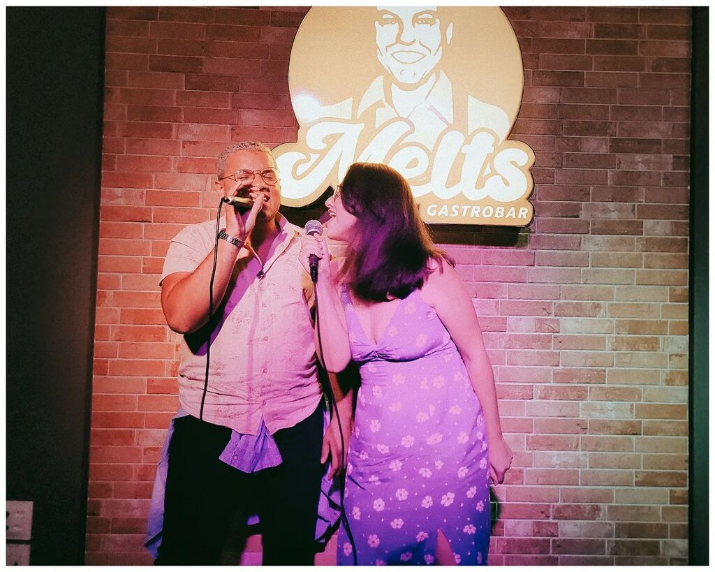 twilltterr's tweet image. Se não for pra cantar Wannabe com a Lauretee eu nem saio de casa...
•
#karaoke #singingtime #happiness #mondaymood #tezzaapp