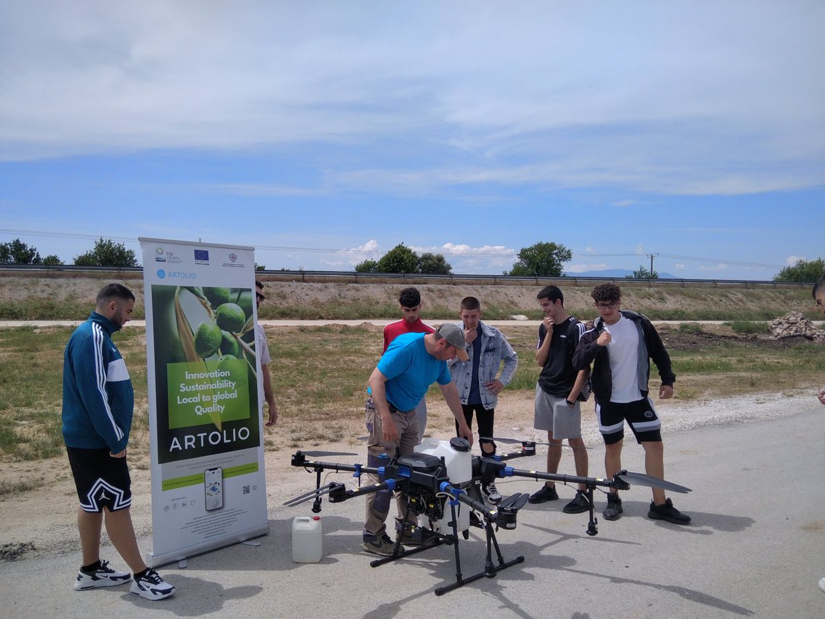 artolio1's tweet photo. ▶️In May 2022, approximately 30 High School students were invited and took a tour at the facilities of the mill owner, Evaggelos Chrysafoudis. Dr. Kiki Zinoviadou, partner of ARTOLIO,  illustrated them on the nutritional value of olive oil.

#ARTOLIO #GOMED #EU #greece https://t.co/tAE56h0caI