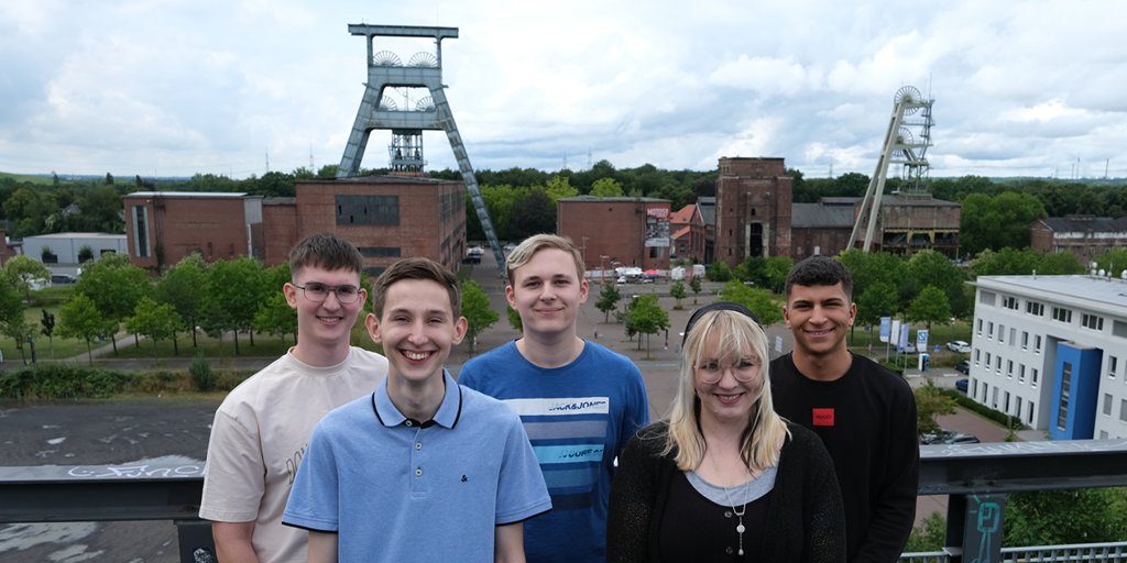 ProsozHerten's tweet photo. Welcome to #prosoz 
Dieses Jahr dürfen wir mit Lea, Julian, Moritz, Maximilian und Chakir 5 neue Auszubildende für die Bereiche #Anwendungsentwicklung und Büromanagement begrüßen!
Schön, dass ihr hier seid! Wir freuen uns sehr und wünschen euch eine spannende, lehrreiche Zeit. https://t.co/HhPdIwVDaV