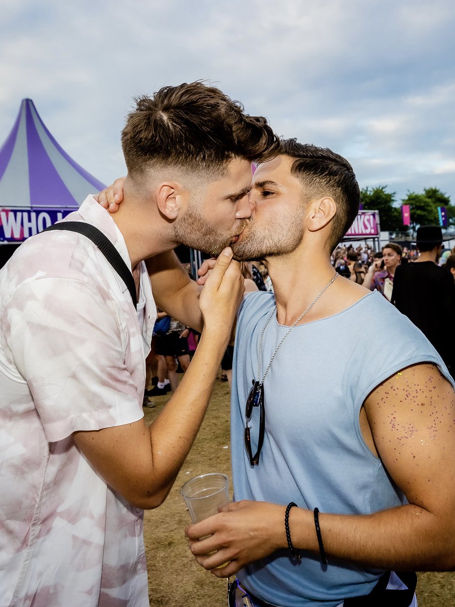 “ik heb niks tegen homo’s als het maar niet zo in mijn face is.”
Marcel en ik: 😎😘
#happypride
