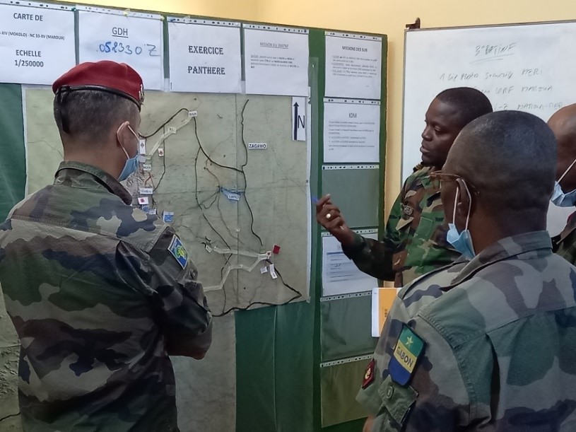 CoopSecuDefense's tweet photo. 🇫🇷🇬🇦France-#Gabon

@EEM_Libreville forme ses stagiaires aux standards des Nations Unies🇺🇳 : le module opérations de maintien de la #paix #OMP adapté aux normes @UNPeacekeeping

🔜 certification espérée pour le Diplôme d’État-major de l'#EEML

Plus d'info⤵️
https://t.co/4hg3I2UL8x https://t.co/xfhy57q4hI