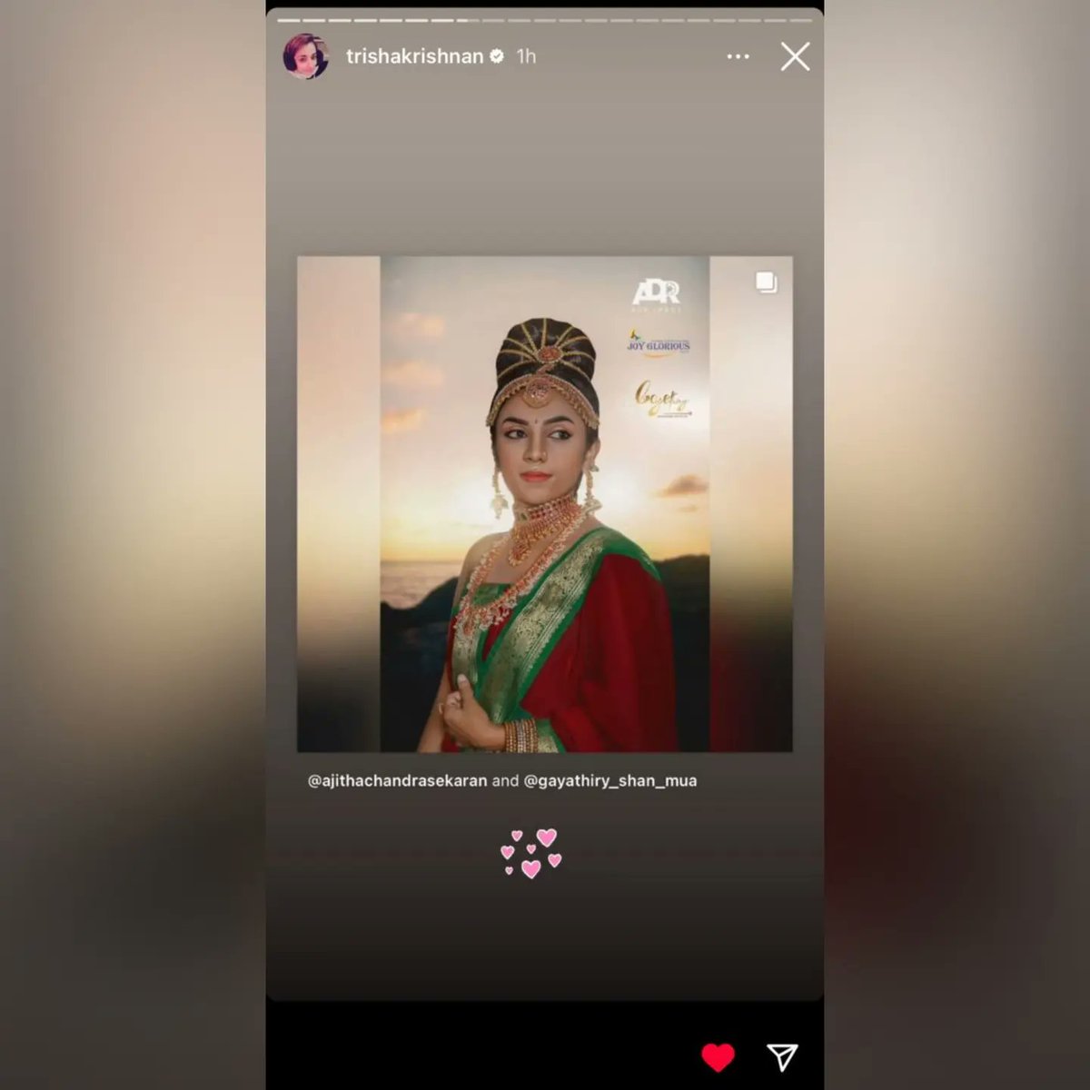 AjithaChandras2's tweet photo. The Queen herself has shared our recreation look! 😍  Can't ask for more 🥰♥️ . Thank u so much @trishtrashers for your humble and lovely gestures ! ♥️ ( Iyayoo itha vida Enna venum 😳 ithu podhum enakku ithu podhume 🥰😍) #kundavai #PonniNadhi #PonniyinSelvan #TrishaKrishnan https://t.co/o3QdHp0ubq